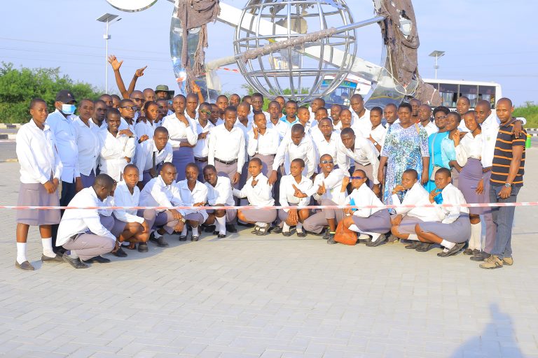 S.6 students in a study trip (2)
